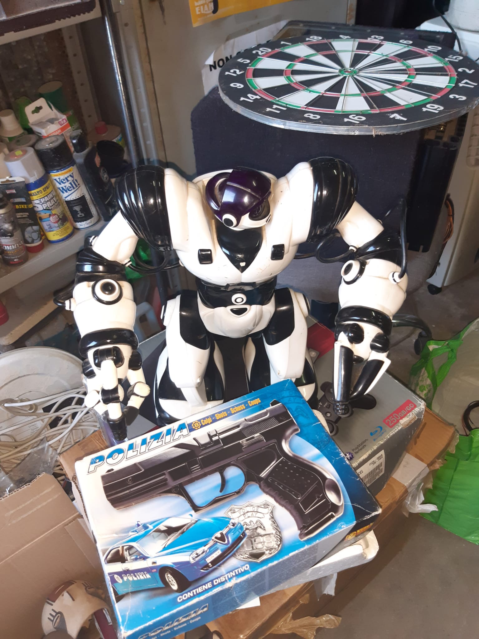 Robot jouet noir et blanc
