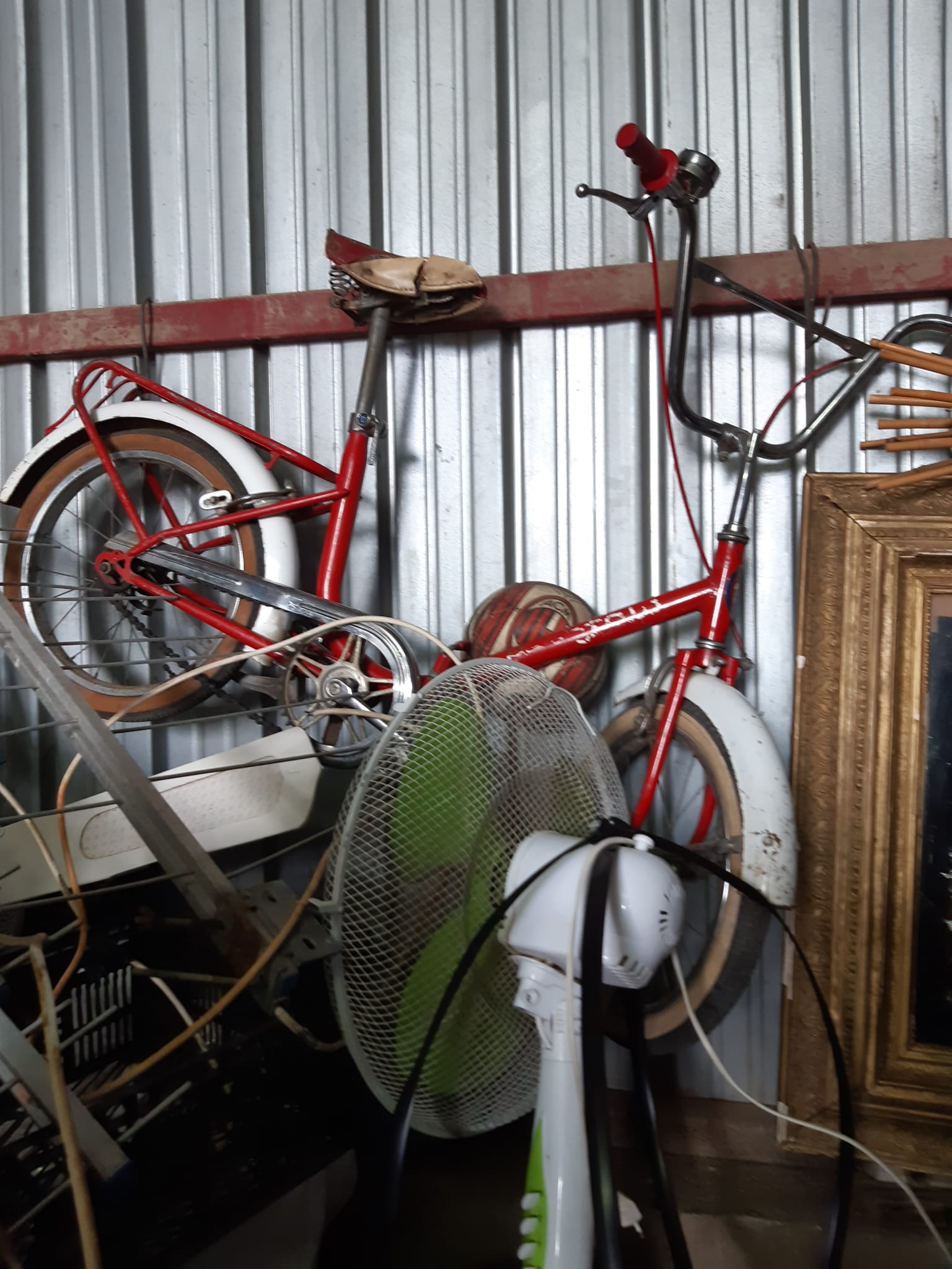 Vélo de ville rouge